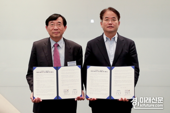 고양특례시와 국립암센터가 정밀의료 클러스터 조성 및 바이오 국가첨단전략산업 육성을 위한 업무협약식을 맺고 기념촬영을 하고 있다. <사진=고양시>
