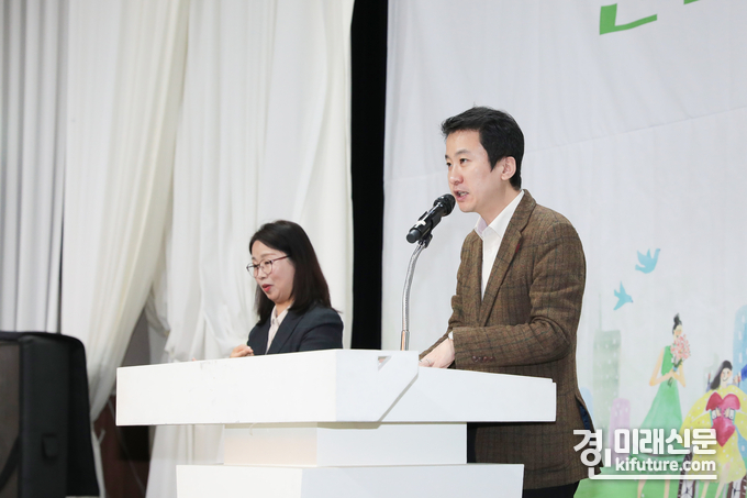 송바우나 안산시의회 의장이 ‘(사)경기도시각장애인연합회 안산시지회 창립 24주년 기념 한마음 축제’에서 축사를 하고 있다. <사진=안산시의회>