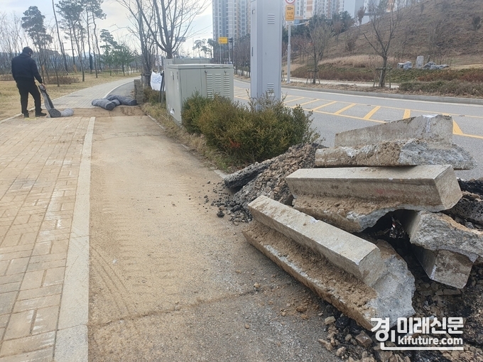 LH 관계자가 22일 시흥시 은계지구 불량상수도관교체를 위해 지하 매설물 조사를 마치고 임시 마감을 하고 있다. <사진=민경호 기자> 