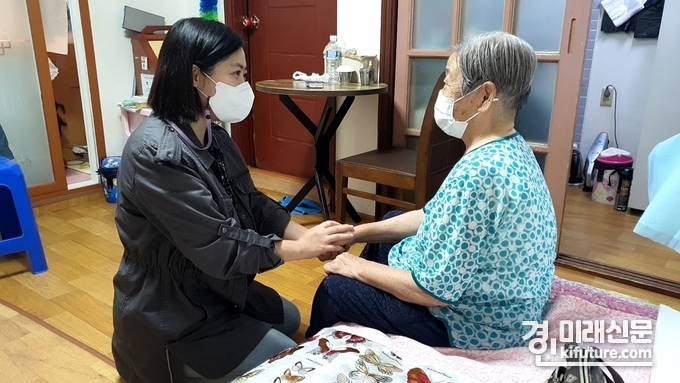 돌봄매니저가 어르신 안부를 확인하고 있다. <사진=시흥시>