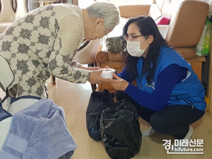 명예사회복지공무원이 독거 어르신 식사를 챙기고 있다. <사진=시흥시>