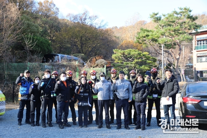 광명소방서와 광명경찰서는 24일 산악사고 현장 대응능력 강화 공동대응 특별구조 합동훈련을 실시하고 기념촬영을 하고 있다. <사진=광명소방서>