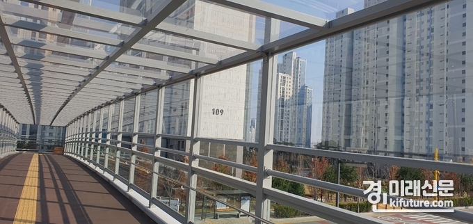 오산시 삼미초등학교 앞 육교에 설치된 캐노피 모습. <사진=오산시>