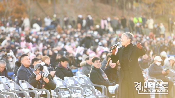 가수 이은미씨가 지난 25일 ‘상상이 현실이 되는 백만화성축제, 100만 화성 미래비전 선포식’에서 식전공연을 하고 있다. <사진=화성시>