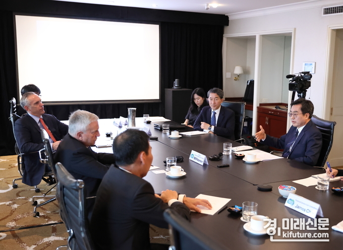 김동연 경기도지사(오른쪽 1번째)가 28일 호주 시드니에서 한·호 경제협력위원회 면담을 하고 있다. <사진=경기도>