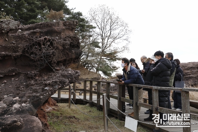 환경부 관계자들이 국가지질공원 현장실사를 실시하고 있다. <사진=화성시> 