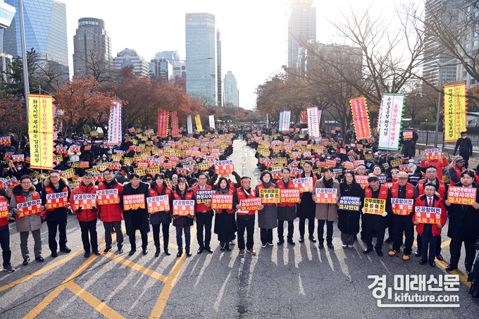 화성시의회 시의원과 관계자들이 2000여 명 시민들과 군공항이전반대를 함께 외치고 있다. <사진=화성시의회>