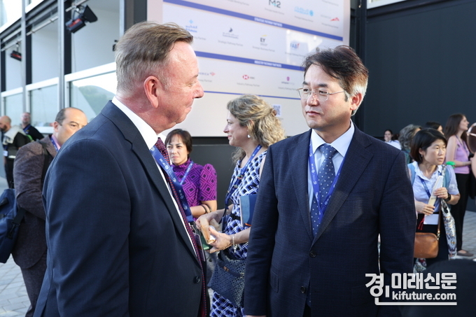 이동환 고양특례시장(우)이 COP28 지역기후행동 정상회의 개막식에서 지노 반 베긴 세계지방정부(ICLEI) 사무총장과 대화하고 있다. <사진=고양시>