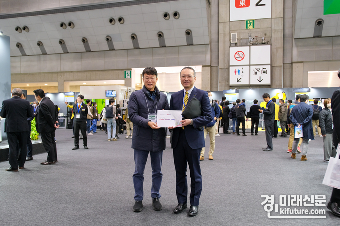 이민근 안산시장(왼쪽)이 세계최고 산업로봇 화낙 야마구치켄지CEO와 전략적 제휴관계 구축을 제안하고 기념촬영을 하고 있다. <사진=안산시>