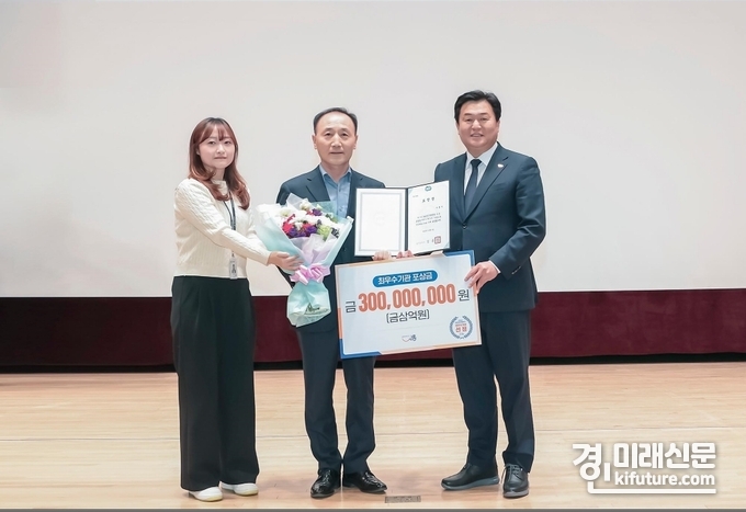 시흥시가 재난안전 분야 선도 지자체로 선정된 가운데 기념촬영을 하고 있다. <사진=시흥시>