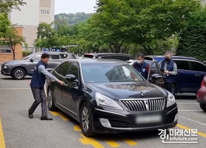 경기도 공정특별사법경찰단이 자가용이나 렌터카 이용한 불법 택시영업을 단속하고 있다. <사진=경기도>