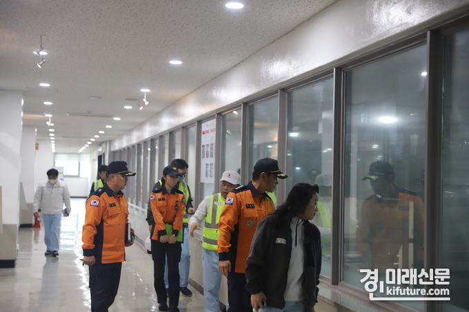 안성소방서가 7일 롯데칠성음료 안성공장을 방문해 겨울철 화재예방 행정지도를 하고 있다. <사진=안성소방서> 