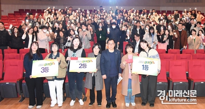 시흥시가 지난 7일 공직자들을 대상으로 청렴골든벨을 진행하고 기념촬영을 하고 있다. <사진=시흥시>