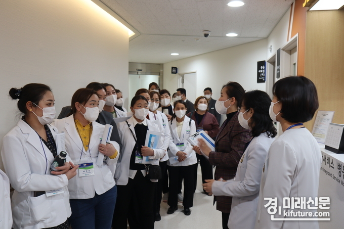 몽골 의료취약지 국공립병원 소속 간호사들이 이천병원을 견학하고 있다. <사진=경기도>