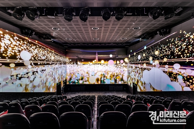 CGV광교 4DXScreen관에서 4DXScreen 효과가 구현되고 있다. <사진=CGV>