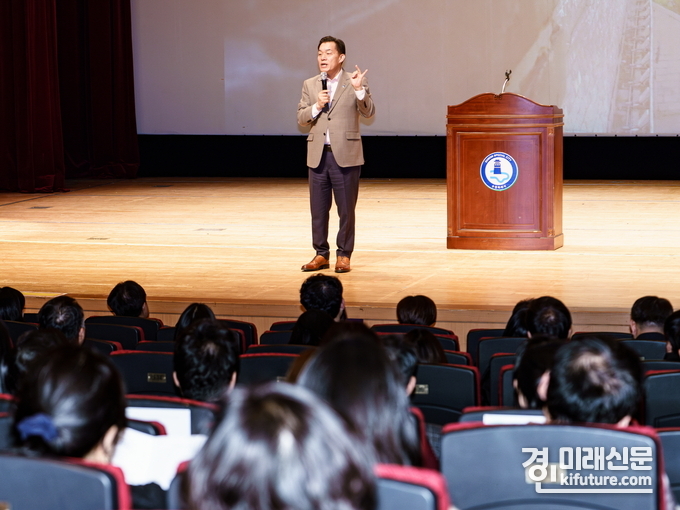 이재준 수원시장이 사업설명회에서 인사말을 하고 있다. <사진=수원시>