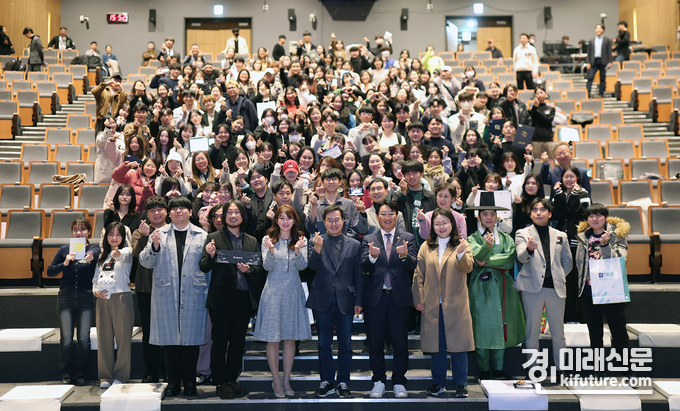 김동연 경기도지사(가운데)가 '경기청년 갭이어 페어'에 참여한 청년들과 기념촬영을 하고 있다. <사진=경기도> 