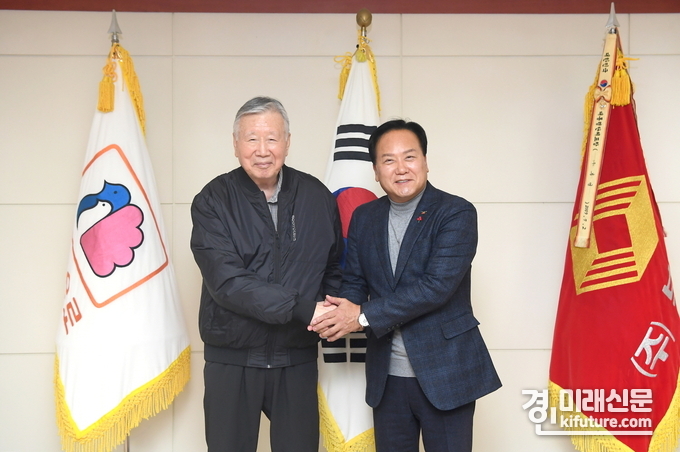 이권재 오산시장과 이중근 부영그룹 회장(왼쪽)이 두 손을 맞잡고 있다. <사진=오산시>