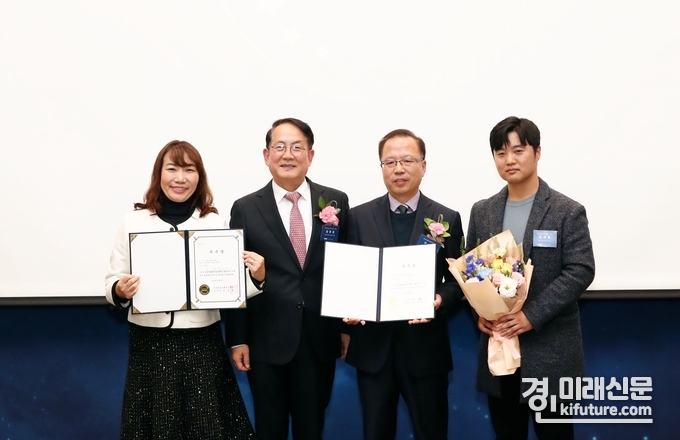 화성시가 제1회 공공브랜드대상에서 브랜드캠페인 부문과 콘텐츠크리에이티브 부문에서 우수상을 수상하고 기념촬영을 하고 있다. <사진=화성시>