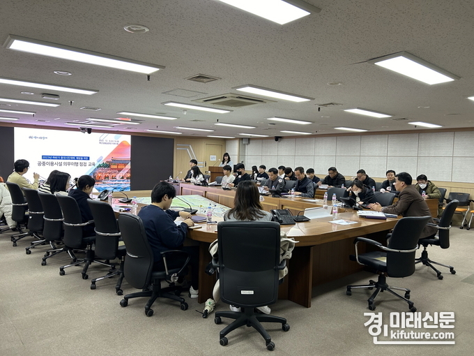 수원시가 ‘2023 하반기 중대시민재해 의무이행 점검에 따른 사전교육’을 하고 있다. <사진=수원시> 