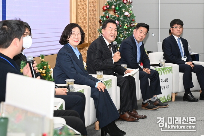 이재준 수원시장이 기업인들과 이야기를 나누고 있다. <사진=수원시>