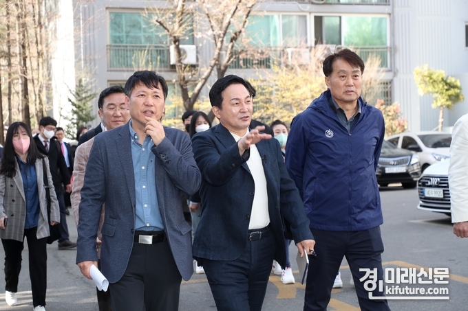 지난 3월 원희룡국토부장관(가운데)과 하은호 군포시장(오른쪽)이 1기 신도시 '산본'을 둘러보고 있다. <사진=군포시>
