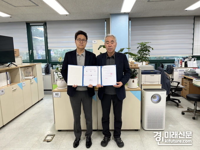 시흥시가 지난 12일 폐목재 재활용 업무협약식을 체결하고 기념촬영을 하고 있다. <사진=시흥시>