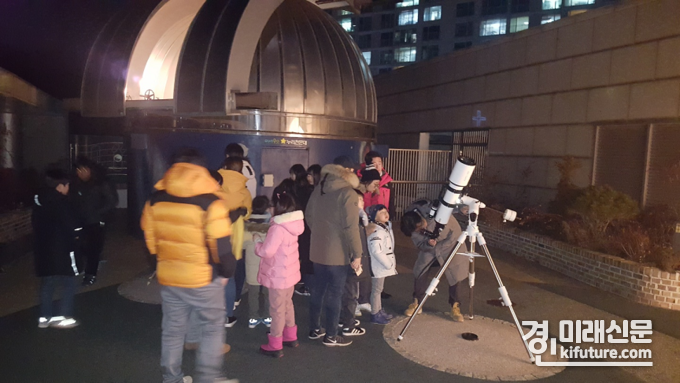 군포시 대야도서관 누리천문대가 관측행사를 진행하고 있다. <사진=군포시>