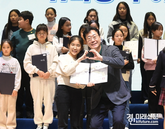 정명근 화성시장이 어린이·청소년의회 발대식에서 즐거운 시간을 보내고 있다. <사진=화성시>