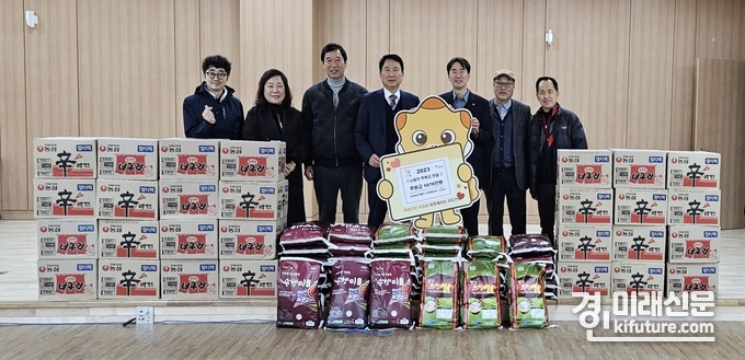 바이오밸리 기업인협의회가 마도면에 후원물품을 전달하고 기념촬영을 하고 있다. <사진=화성시>