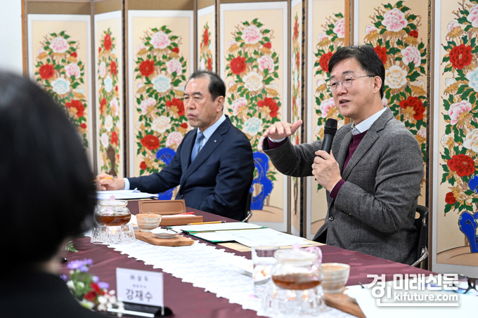 이민근 안산시장이 경제인 초청 간담회에서 발언을 하고 있다. <사진=안산시>