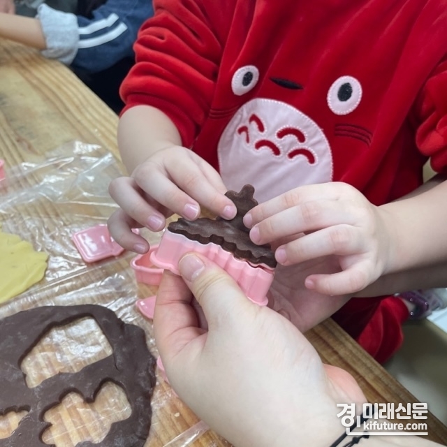 안양시 드림스타트센터 아동 및 가족들이 ‘드림 산타마을 쿠킹클래스’에 참여하고 있다. <사진=안양시>