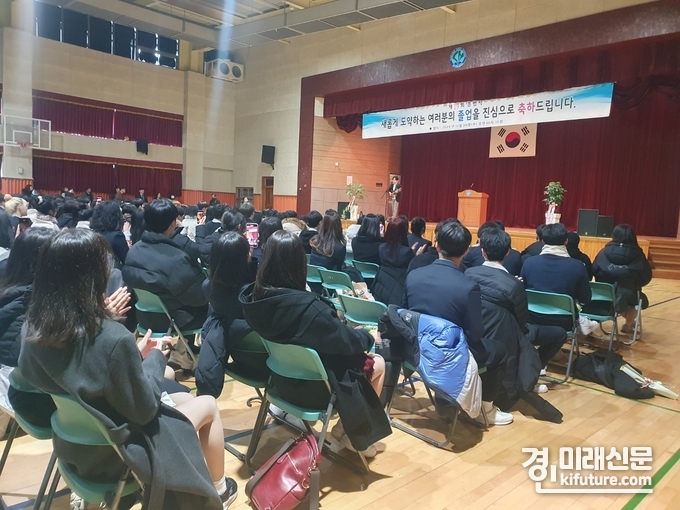 20일 시흥고등학교 제19회 졸업식에서 문훈기 교사가 축하공연을 하고 있다. <사진=민경호 기자>