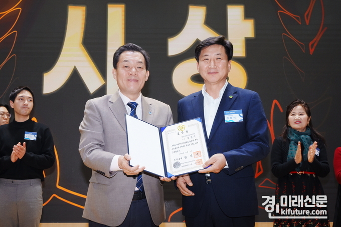 이재준 수원특례시장(왼쪽)이 김범식 수원시 주민자치협의회장과 기념사진을 촬영하고 있다. <사진=수원시>