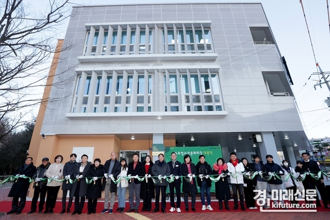 지난 22일 .고양 송포청소년문화의집 개관식에서 내빈들이 테이프 커팅을 하고 있다. <사진=고양시>