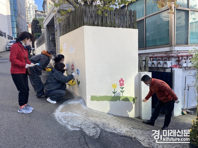 군포시 관계자들이 군포역세권주민참여 벽화조성 사업을 진행하고 있다. <사진=군포시>
