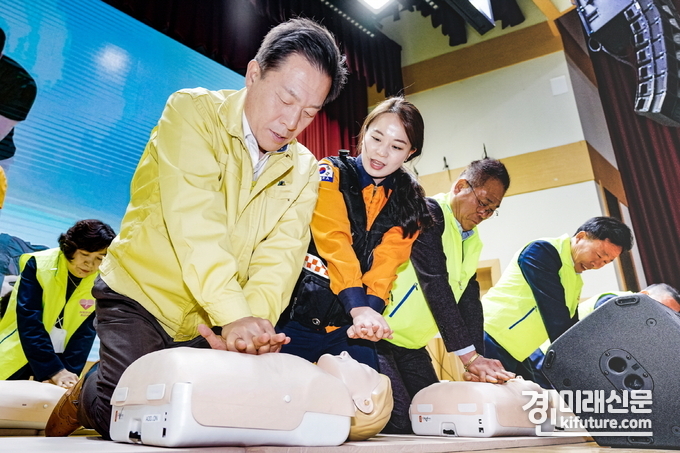 이재준 수원특례시장이 1호 새빛안전지킴이가 되기 위해 심폐소생술 실습을 받고 있다. <사진=수원시>