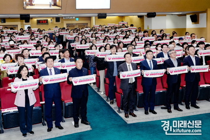 지난 10월 새빛안전지킴이 꿈 한마당 행사에서 이재준 수원시장(앞줄 오른쪽 4번째)과 새빛안전지킴이들이 가족과 이웃의 안전을 지키겠다는 결의를 다지고 있다. <사진=수원시>
