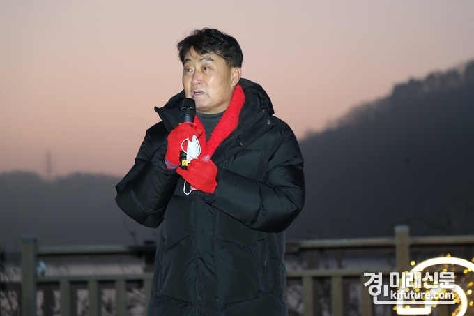 하은호 군포시장이 2024년 새해 첫 날 반월호수 해맞이 행사에서 시민들에게 인사말을 하고 있다. <사진=군포시>