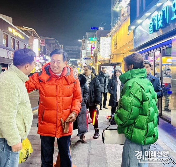 전진선 양평군수(왼쪽 2번째)가 야간순회활동을 하고 있다. <사진=양평군>