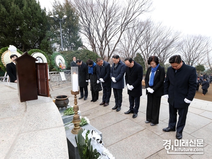 광명시의회 의원들이 2일 새해 첫 의정활동으로 현충탑 참배를 하고 있다. <사진=광명시의회>
