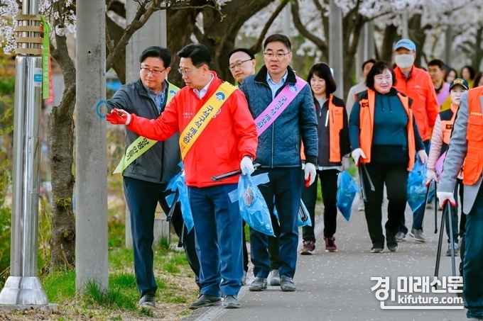 전진성 양평군수(왼쪽 앞)가 관계자들과 깨끗한 양평 만들기에 동참하고 있다. <사진=양평군>