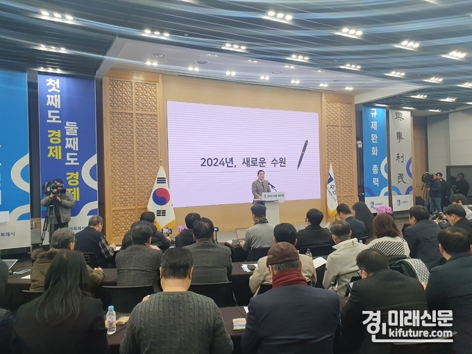 3일 이재준 수원시장이 신년 브리핑을 하고 있다. <사진=민경호 기자>