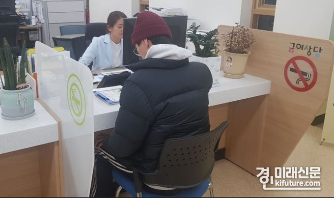 흡연자가 동부보건센터에서 금연상담을 받고 있다. <사진=남양주시>
