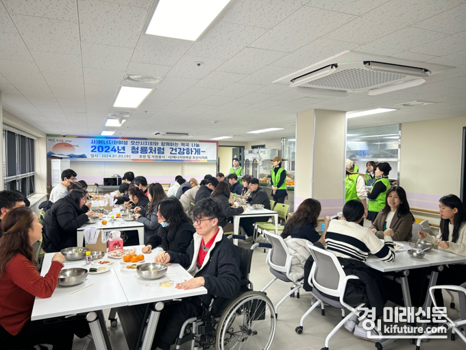 오산시하나울복지센터가 사)에너지와여성 오산시지회와 ‘떡국 나눔’ 행사를 진행하고 있다. <사진=오산시>