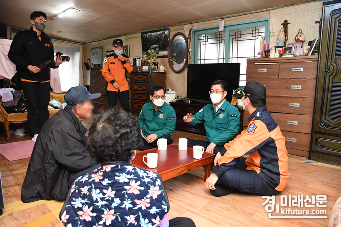 시흥시 관계자들이 주거용 비닐하우스를 방문해 '합동 안전 점검'을 실시하고 주민에게 화재 및 재난 발생 시 대처 방법에 대해 설명을 하고 있다. <사진=시흥시> 