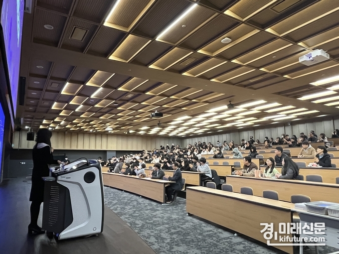 시흥시가 지난 6일 서울대학교 시흥캠퍼스에서 스누융합과학배움터 사사과정 수료식을 개최하고 있다. <사진=시흥시>