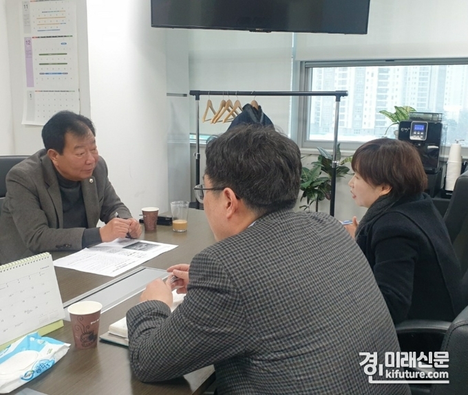 임상오 경기도의원(왼쪽)이 서울시가 연천군에 반려동물 테마파크 조성과 관련해 관계자들과 논의하고 있다. <사진=경기도의회>