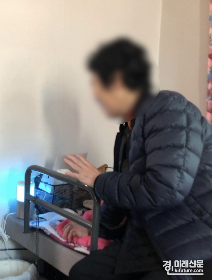 어르신이 인공 지능 돌봄 서비스 '24시간 행복등대지기'를 이용하고 있다. <사진=평택시>