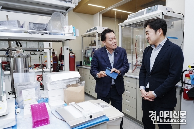 이재준 시장(왼쪽)이 진에딧 박효민 수석부사장과 함께 시설을 둘러보고 있다. <사진=수원시>